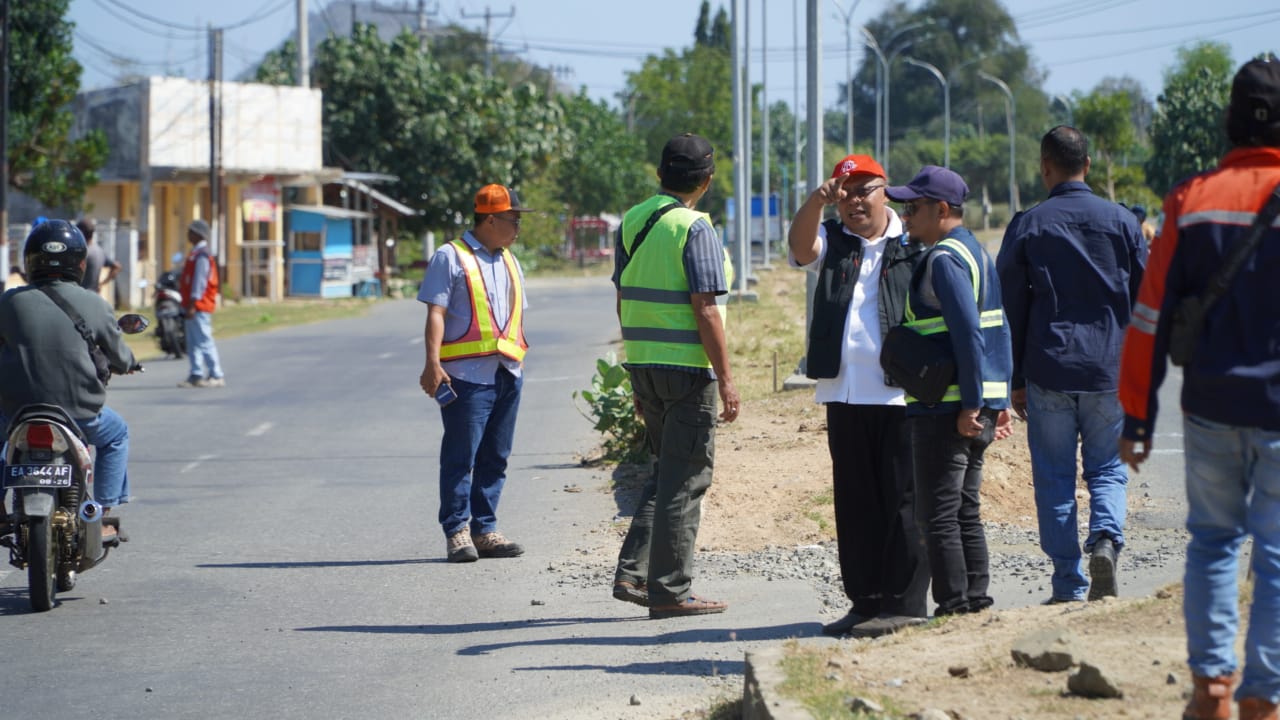 Gubernur NTB Tinjau Pekerjaan Rekonstruksi Jalan Simpang Tano - Seteluk di Sumbawa Barat