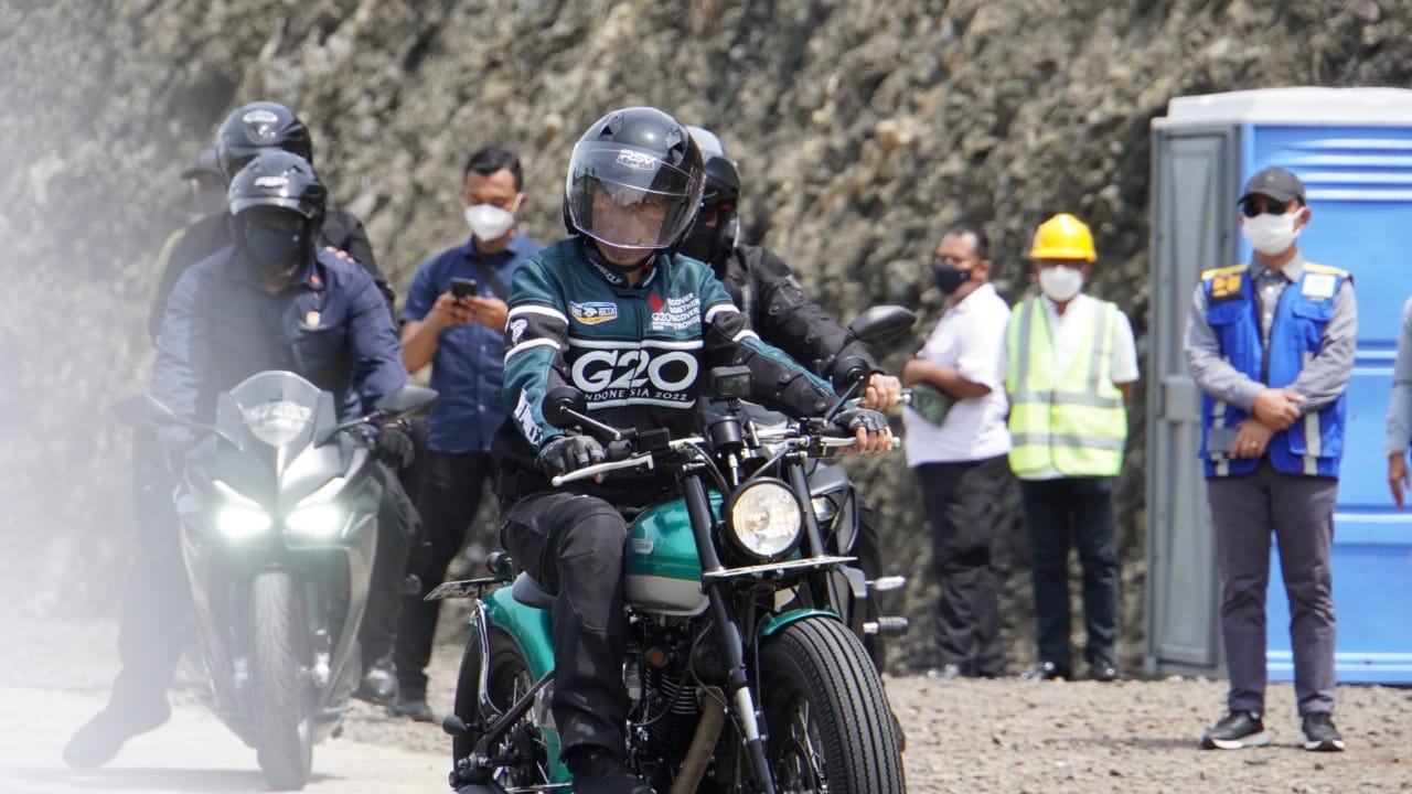 Mendampingi Gubernur NTB, Menyambut Kedatangan Presiden RI 